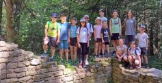 13 Kinder der Wandergruppe stehen auf den Mauerresten eines antiken Römerwachturms